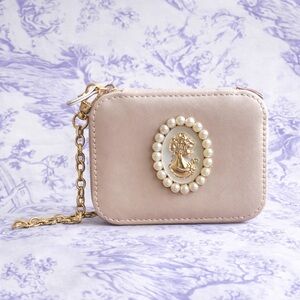 Vintage Style Pearl Cameo Head Jewelry Case-Elegant Travel Storage